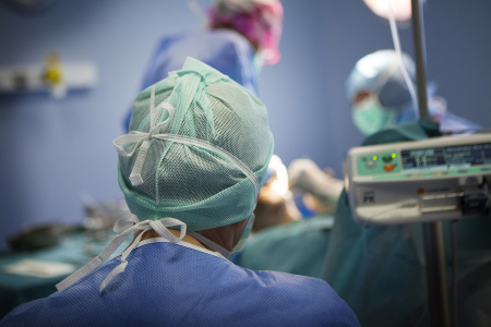  Életfogytiglanra ítélték a francia orvost, aki műtétek közben mérgezte meg betegeit