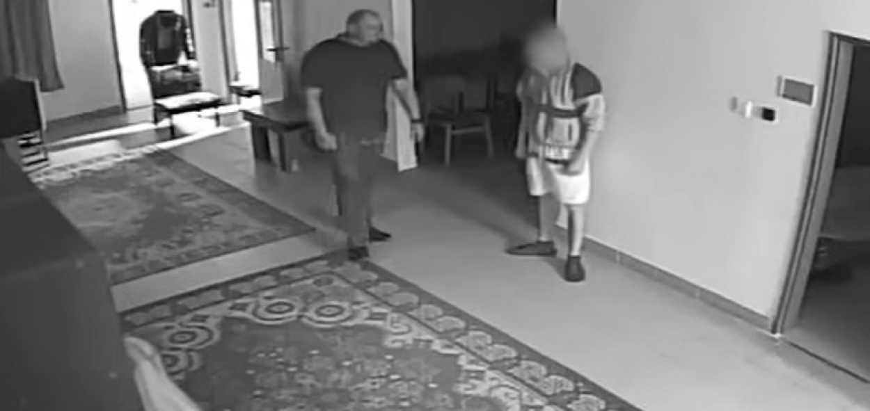 Újabb sokkoló videó a Szőlő utcából: bottal bántalmazott egy fiút egy rendész