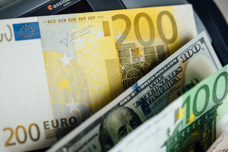 Megmerevedtek a frontok a valutapiacon! Tartja állásait a forint