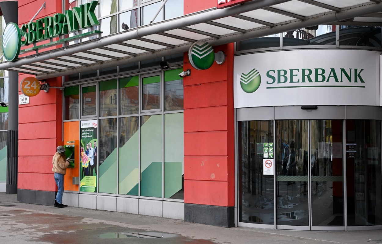 Bedőlt a Sberbank, mindenki 100 ezer euróig viheti a pénzét