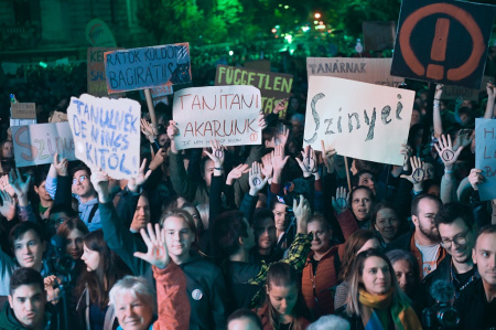  Már a szerdai tüntetéseken résztvevő pedagógusokat fenyegeti kirúgással a tankerület