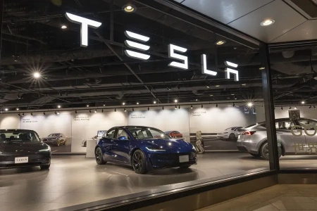  A Tesla árcsökkentéssel és új modellel frissíti a Model 3-at