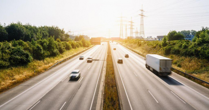 Káosz az M2-esen! Több kilométeres a torlódás