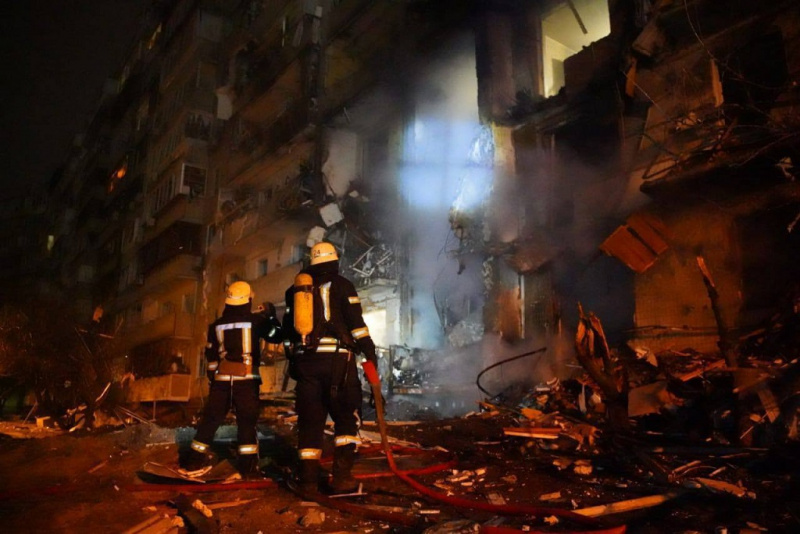Amíg Kijevet bombázzák Putyin katonái, addig a háború ellen tüntetőket tartóztatják le a rendőrei