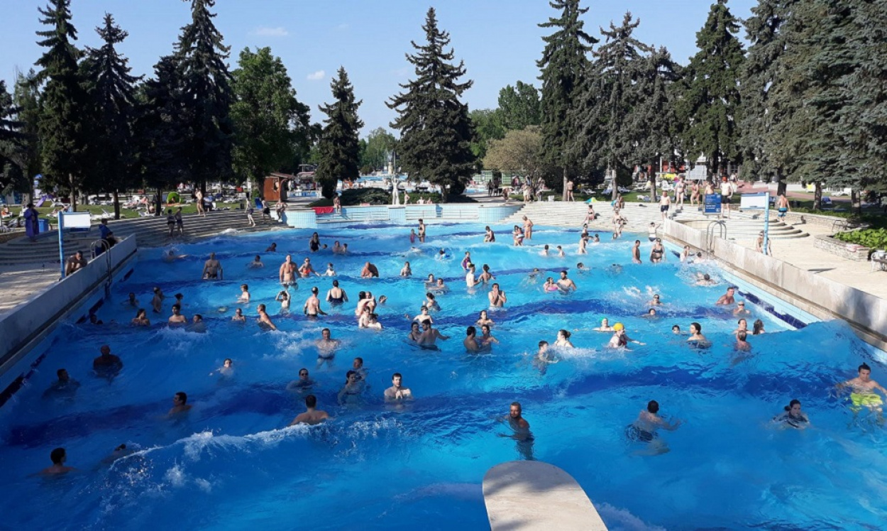 Hőség: este nyolcig tartanak nyitva a strandok