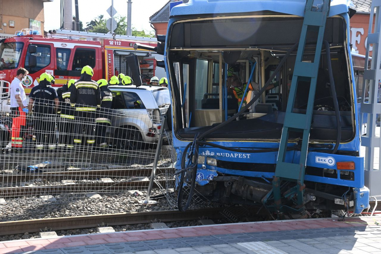 Többen megsérültek egy XVIII. kerületi balesetben