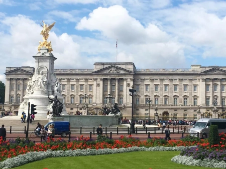  A Buckingham-palota kapujának hajtó autós ügyét nem kezelik terrorcselekményként