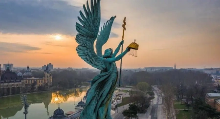  Eltűnik a Hősök teréről Magyarország egyik emblematikus jelképe