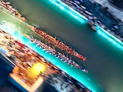 Látványos fotókon az éjszakai sárkányhajó verseny