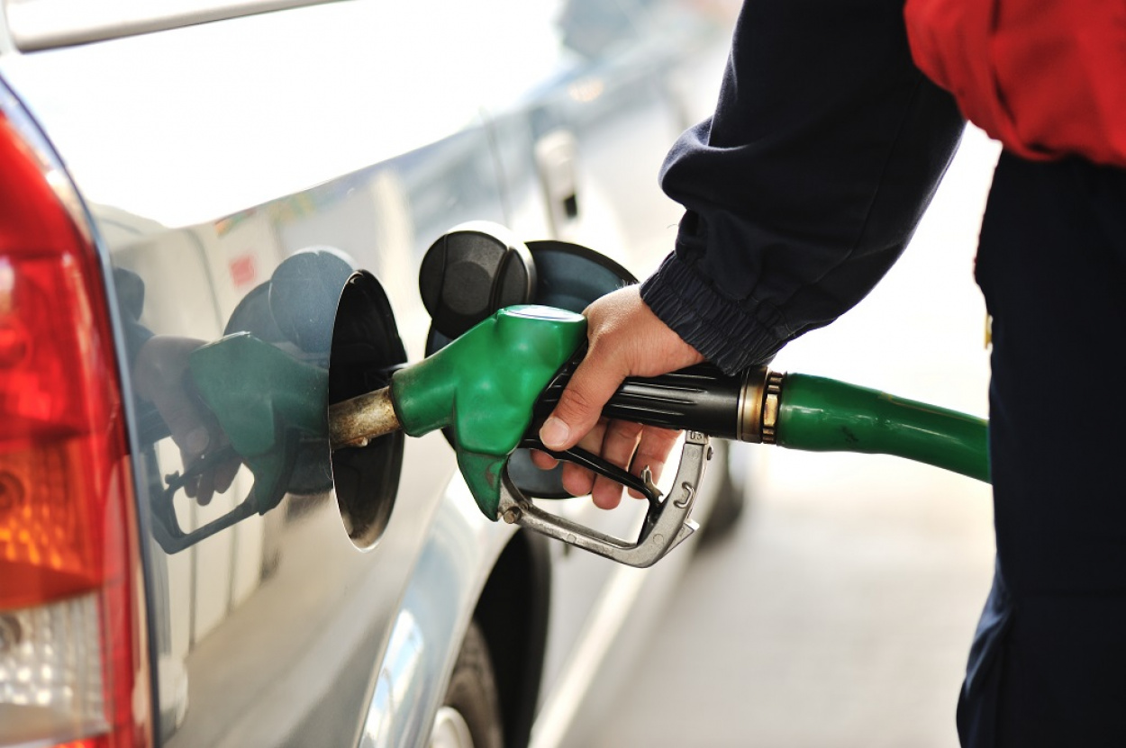 Egyre többet fizethetünk az üzemanyagért! A piaci árért tankolók szerdától mélyebben nyúlhatnak a zsebükbe!