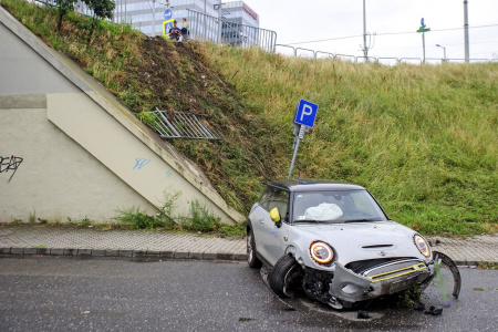  Lezuhant az Árpád híd felhajtójáról egy elektromos autó