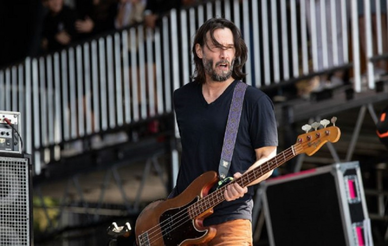 Összeállt a Dogstar - Keanu Reeves bandája 20 év után koncertezett
