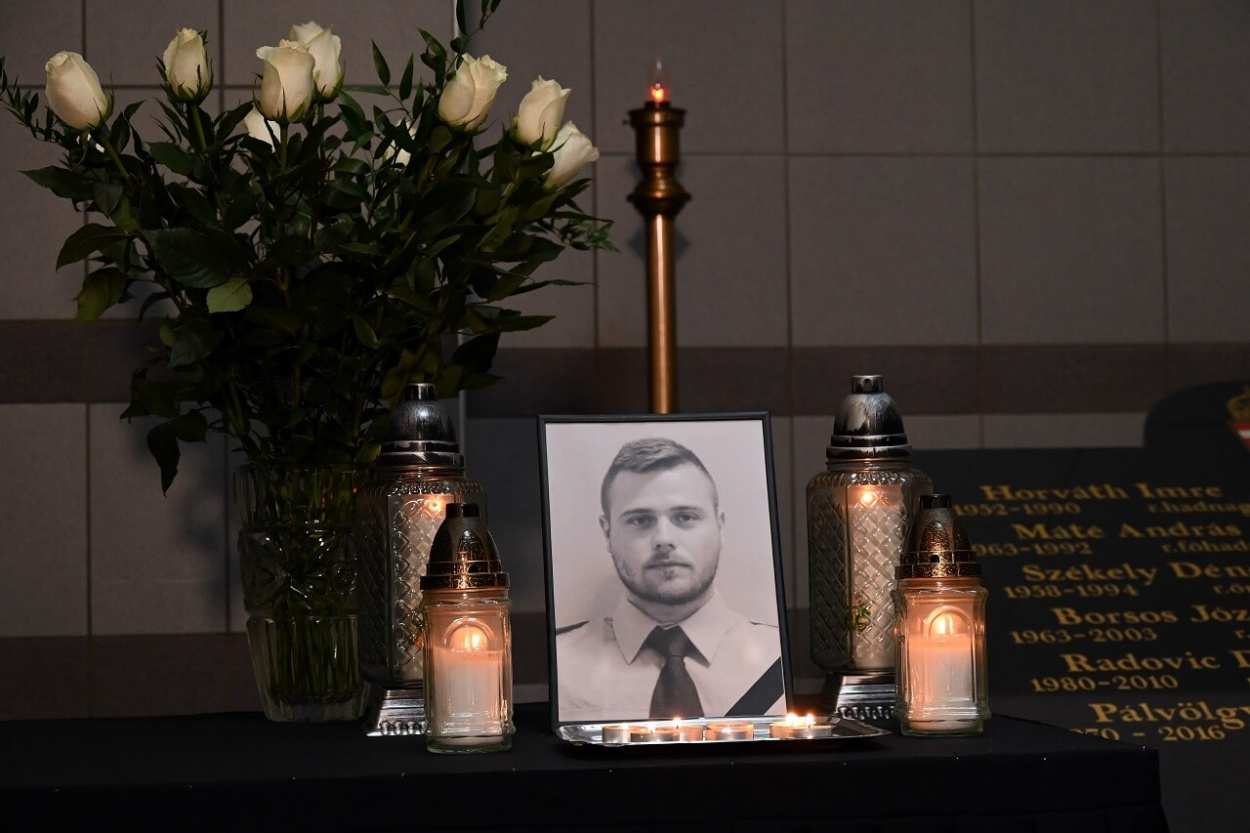 Rendőrgyilkosság: katonai tiszteletadással kísérték utolsó útjára Baumann Péter posztumusz rendőr főhadnagyot