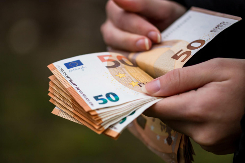 Csütörtök reggelre gyengült a forint árfolyama