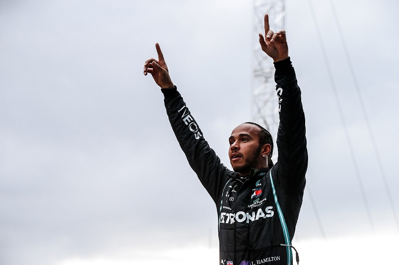 Lewis Hamilton csak egy évre írt alá