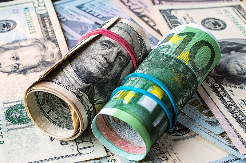 Elsüllyedt a forint, 440 felett a dollár és a svájci frank