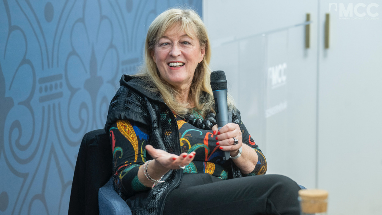 Milliárdos megbízások NER-közeli cégeknek Schmidt Mária alapítványánál