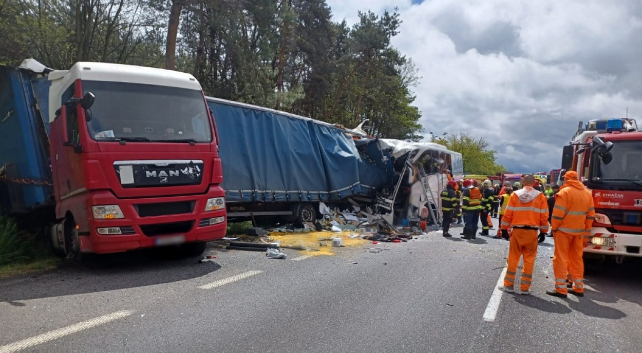 Halálos buszbaleset! Magyarokat szállító autóbusz ütközött egy kamionnal a szlovák autópályán