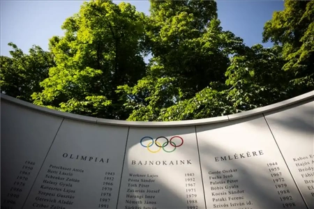  Felavatták az új Olimpiai Emlékfalat a Farkasréti temetőben