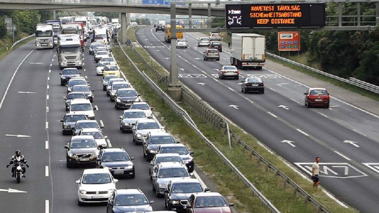 Több kilométeres a dugó az M7-es és az M1-es bevezető szakaszán!