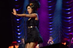 Árverésre bocsájtják Amy Winehouse emléktárgyait