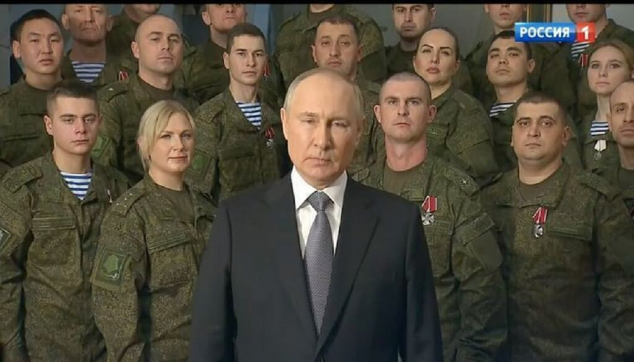 Döbbenetes! Putyin újévi köszöntőjénél fizetett statiszták álltak katonaként az elnök mögött