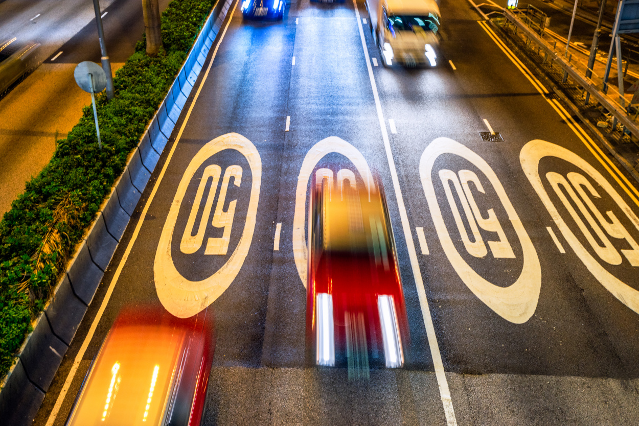 Jön az új KRESZ: 140-es sebességhatár és gyalogos-szigorítás