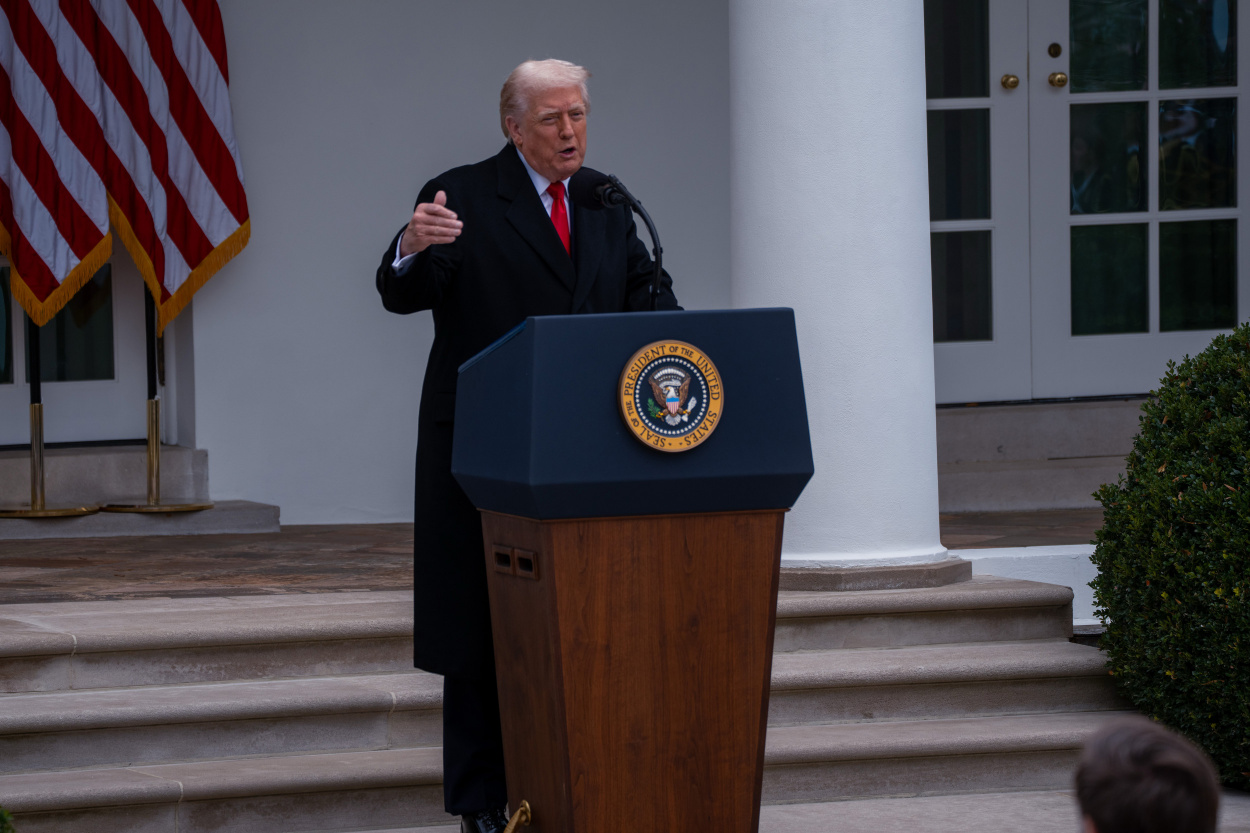 Fegyveres támadás a Fehér Háztól pár percre: Trump is megszólalt