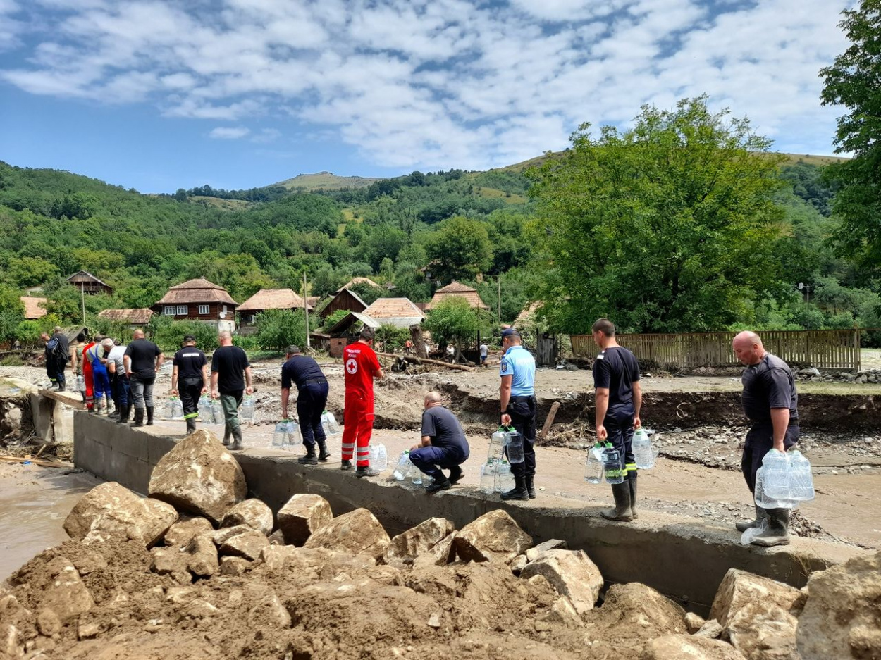 Romániában házakat, utakat öntött el a víz