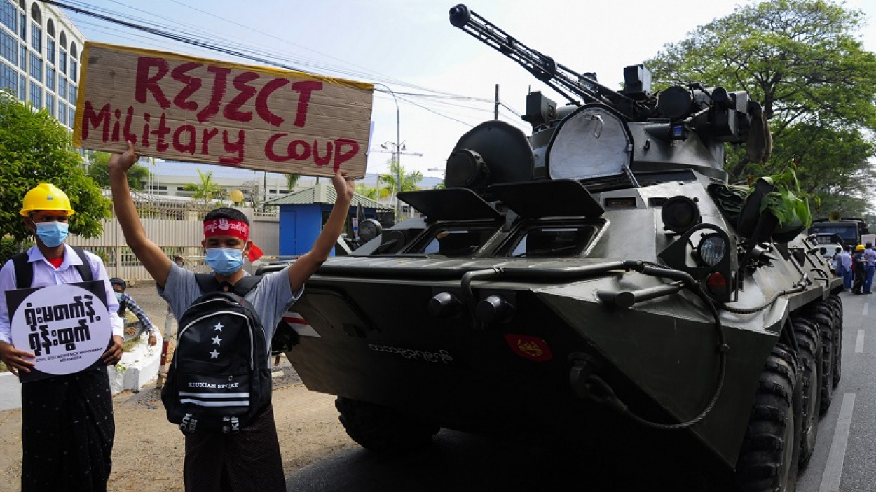 Tankok a mianmari nagyvárosok utcáin