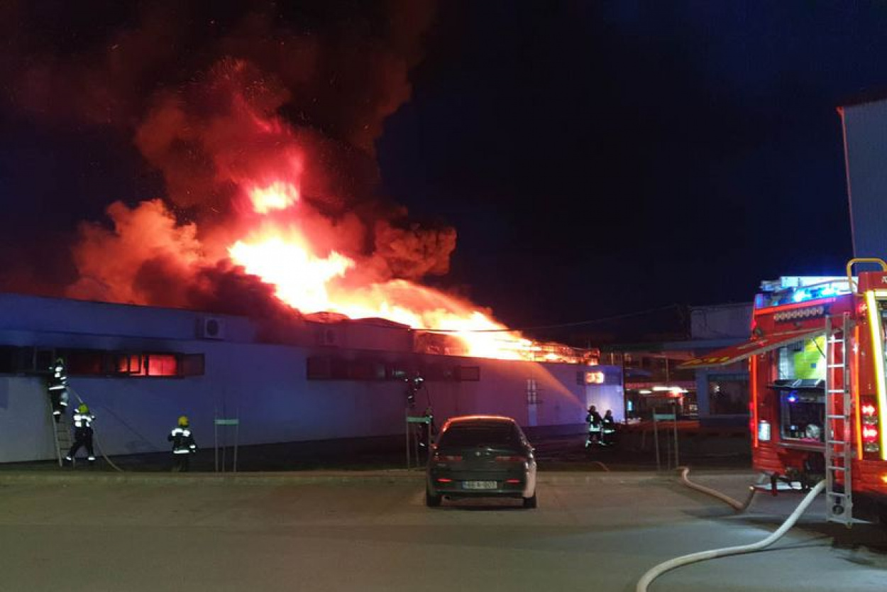 Tűz keletkezett egy szentendrei áruházban (Frissítve)