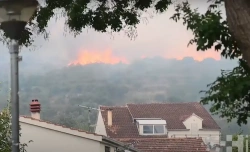 Hatalmas tűz pusztít Split közelében