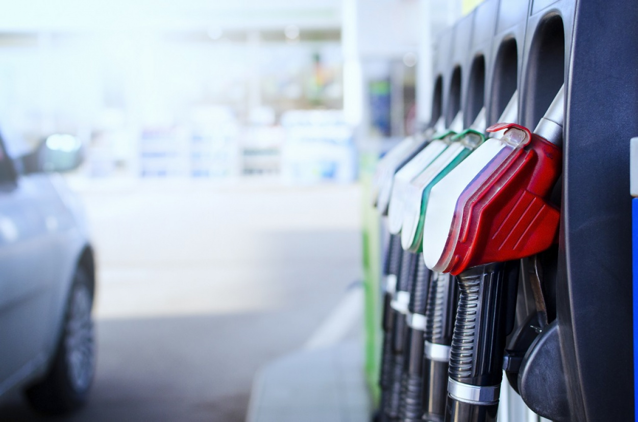 A Lukoil kútjain már csak 20 litert tankolhatsz 480 forintos literenként áron!