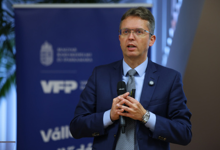  Kiabálásig fajult a vita Hankó Balázs és egy diák között a BGE rendezvényén