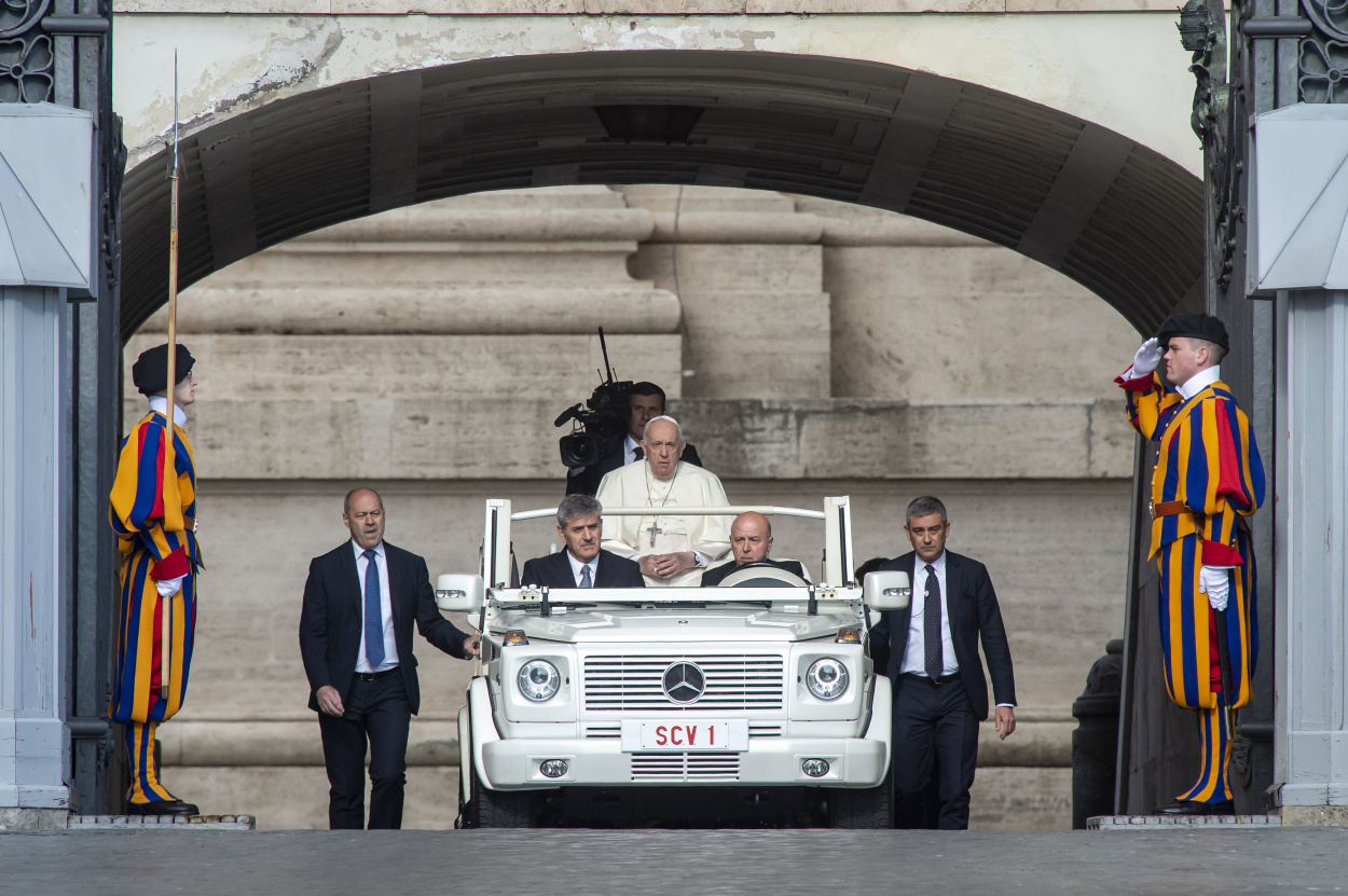 Mobilklinikává alakították Ferenc pápa betlehemi járművét