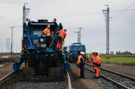  Utolsó sínszál lefektetve: közel a Budapest-Belgrád vasúthoz