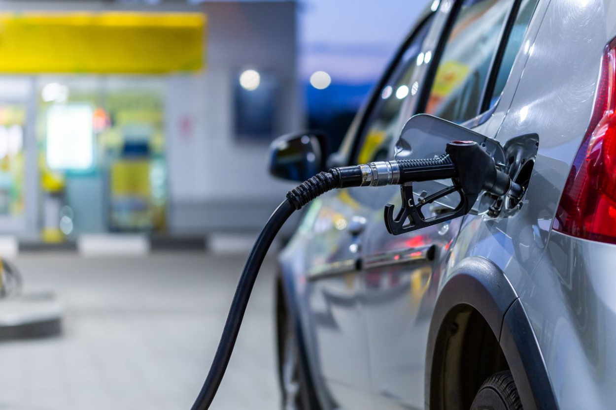 Üzemanyagárak: péntektől csökkennek az árak