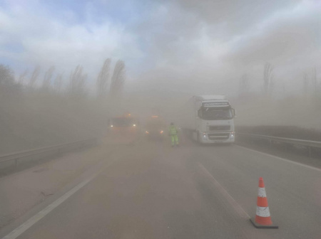  Tömegbaleset az M1-esen – a meteorológus szerint előre tudható volt a porvihar