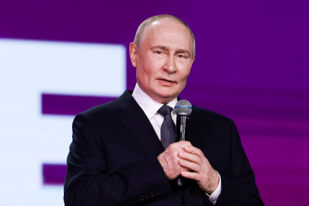  Párizsi galériában kérdezték a háborúról Putyin állítólagos lányát