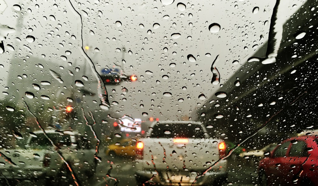 Sorozatos balesetek és útzárak a zuhogó esőben!