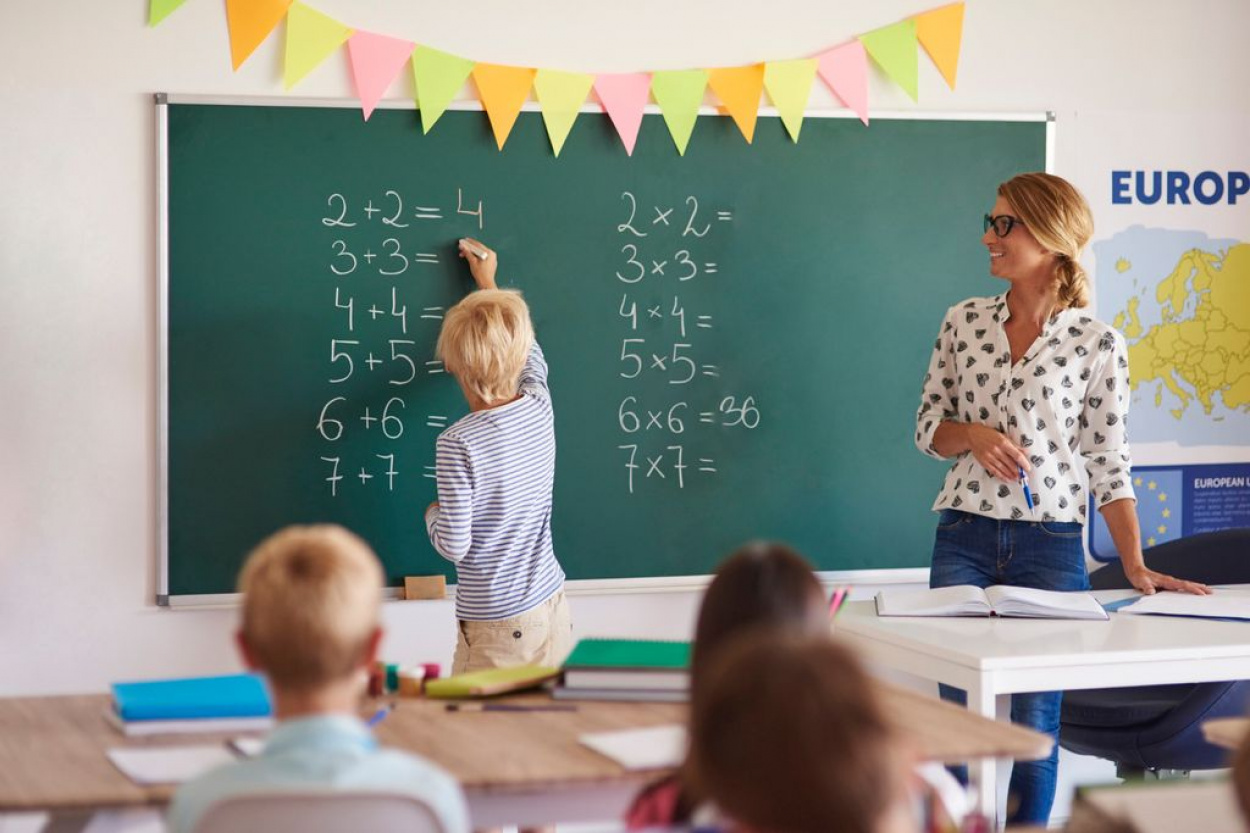 Egy hibás módosító javaslat 42 millió forintos óradíjat javasol a tanároknak