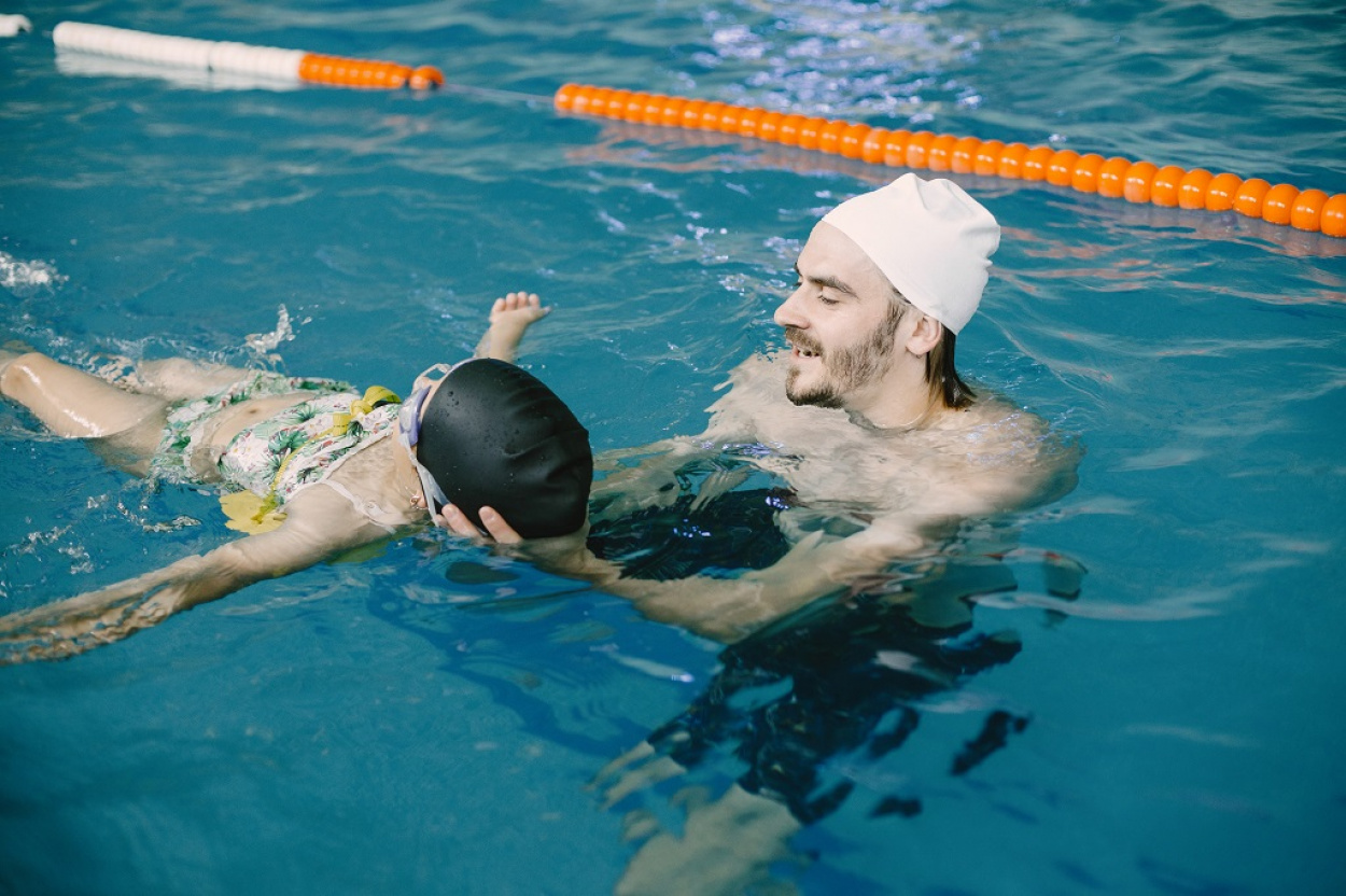 Meg akarod tanítani úszni a gyermeked? Nos, akkor így csináld!