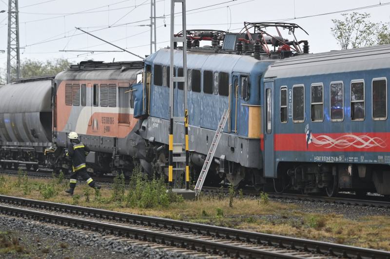 Tehervonat rohant egy várakozó személyvonatba – sok a sérült! FRISSÍTVE