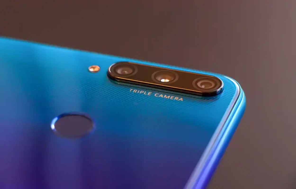 Tényleg piacra dobja a Huawei a világ első háromrétegű telefonját?