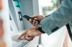 Több banknál is emelkednek a bankkártyás díjak