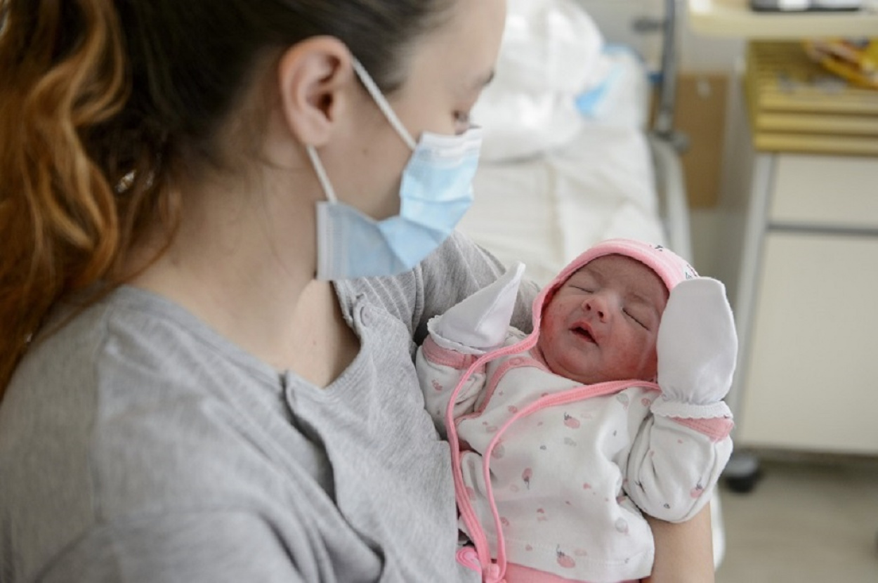 Ha egy nő vállalja, hogy 30 koráig megszüli első gyermekét, akkor hiába múlt el 25 éves, marad az szja-mentessége