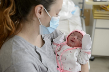  Ha egy nő vállalja, hogy 30 koráig megszüli első gyermekét, akkor hiába múlt el 25 éves, marad az szja-mentessége