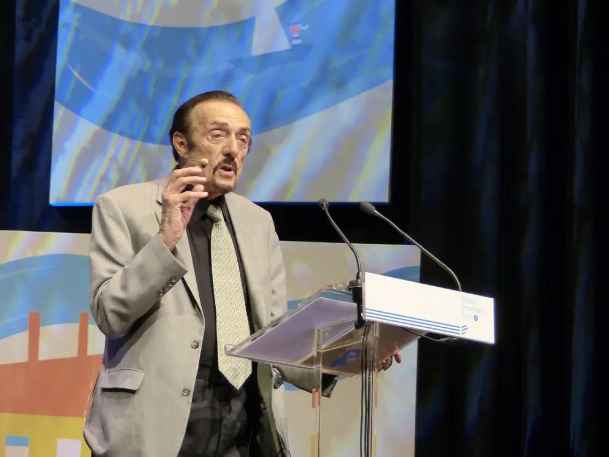 Elhunyt Philip Zimbardo, a stanfordi börtönkísérlet szülőatyja