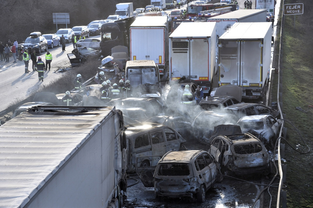 Tragédia az autópályán - Halottja is van az M1-esen történt tömegbalesetnek – Megindult a forgalom a sztrádán