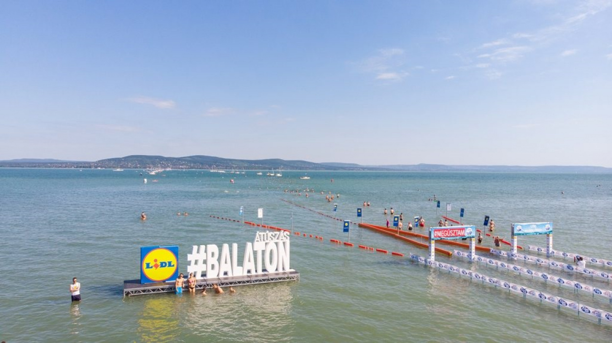 Elhalasztották a szombati Balaton-átúszást